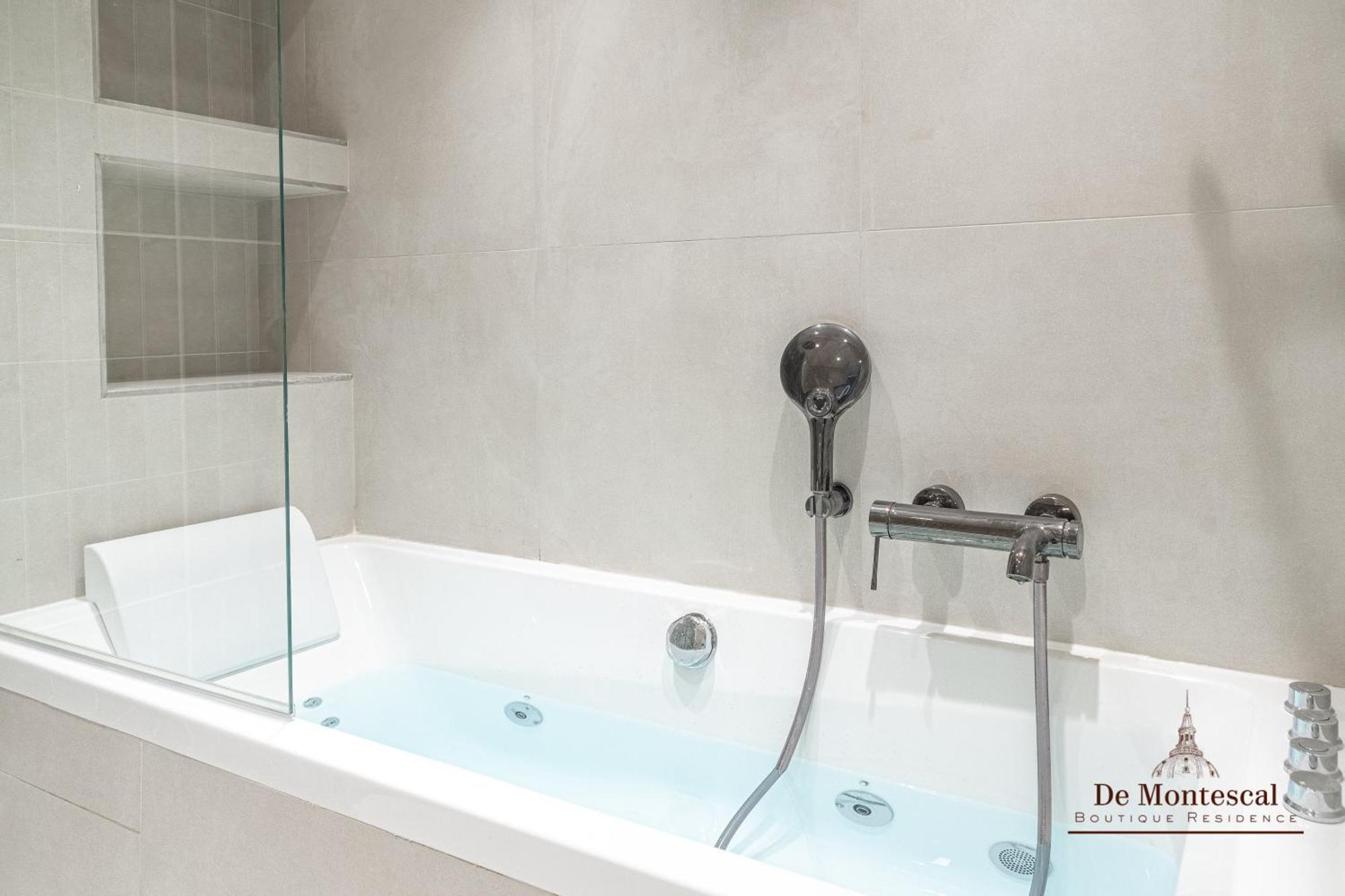 De Montescal - Hot Tub And Ac Cosy Apartment A Prime Location 40M2 Paris Eksteriør bilde
